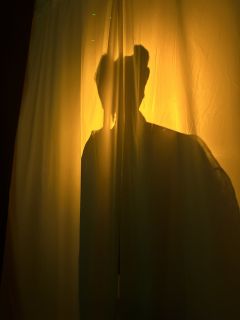 “清风吹拂而过，
明月初上枝头；
祂们与世长辞，
祂们万古常