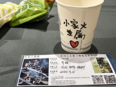 “清风吹拂而过，
明月初上枝头；
祂们与世长辞，
祂们万古常
