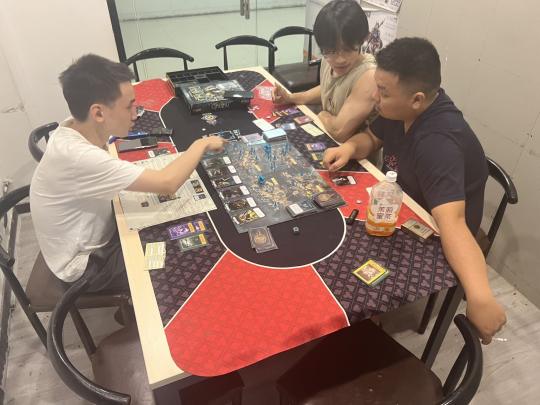 湖南株洲，Battle俱乐部，阿卡姆之夜活动
活动时间：7月15-7月31
活动人数：30+…后面懒得算了

俱乐部阿卡姆之夜期间，所有来店玩家都是优先游玩各种克苏鲁背景游戏，有诡镇奇谈卡牌版、诡镇奇