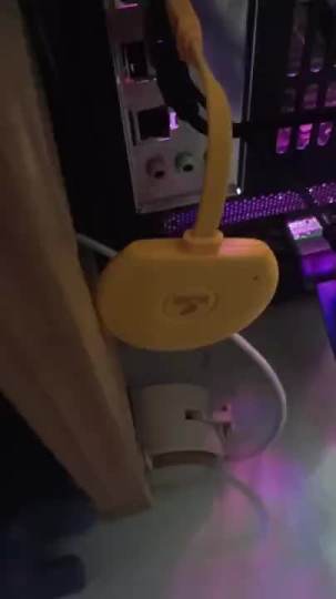 玩起来不卡，用起来方便。接电脑玩魔兽，借手机玩手机版的，巴适的很