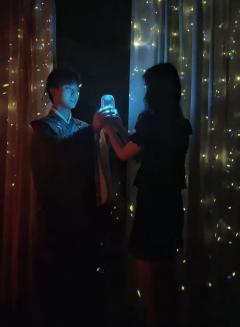在爱人眼里的一瞬，我已过完了我的一生。

店铺：小咔
dm：