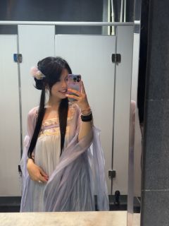 夸一下泡泡超绝妆造,配图开本前美美拍照的瑶音
打过很割裂的一