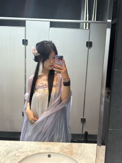 夸一下泡泡超绝妆造,配图开本前美美拍照的瑶音
打过很割裂的一
