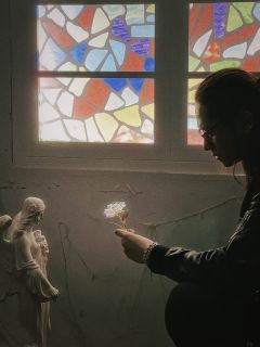 
“当勇敢的蜂鸟，带着那份永恒且热烈的爱，坚定地向你走来，小