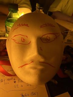 整个故事围绕着一对叫“吉祥”和“如意”的大头娃娃展开，奠定了