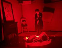 不像传‬统情感‮也本‬非硬核本，更像是人物传‮
记还原立意本