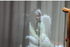 “我不喜欢晴天，更恨透了漫天星辰”
“为了一个人，心甘情愿”