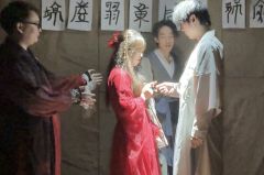 “我不喜欢晴天，更恨透了漫天星辰”
“为了一个人，心甘情愿”