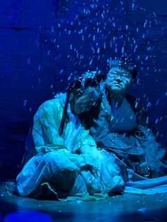 “我不喜欢晴天，更恨透了漫天星辰”
“为了一个人，心甘情愿”