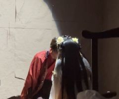 “我不喜欢晴天，更恨透了漫天星辰”
“为了一个人，心甘情愿”