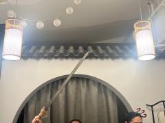 我们究竟是棋逢对手还是……
那为何输棋的人在笑,
可赢棋的人