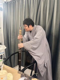 我们究竟是棋逢对手还是……
那为何输棋的人在笑,
可赢棋的人