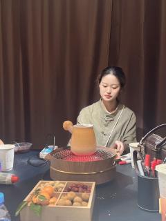 三月只一夜满月,
一年只一次谷雨,
世上只有一个你。
店家