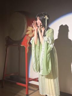 后来我每次去早餐铺老板问我要买什么?
我就想起锦儿和半个馍馍