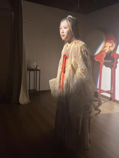 后来我每次去早餐铺老板问我要买什么?
我就想起锦儿和半个馍馍