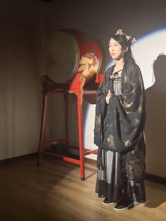 后来我每次去早餐铺老板问我要买什么?
我就想起锦儿和半个馍馍