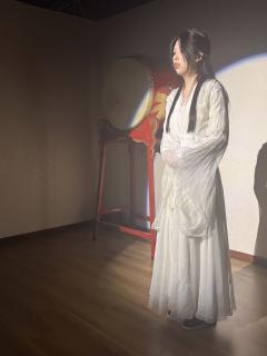 后来我每次去早餐铺老板问我要买什么?
我就想起锦儿和半个馍馍