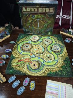 升级版的达芬奇密码、严肃版的出包魔法师。
游戏的亮点在于