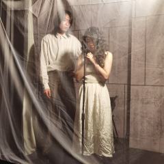 “死亡是一枚沉重而干净的果实,我们吃下去,医治太多活着的病症