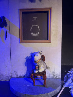 推荐理由:全程好笑的小猎犬,搞笑演绎福尔摩斯名著。
舞台布置