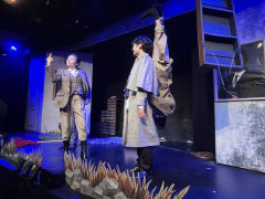 推荐理由:全程好笑的小猎犬,搞笑演绎福尔摩斯名著。
舞台布置