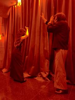 “死亡是一枚沉重而干净的果实,我们吃下去,医治太多活着的病症