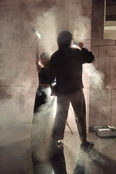 “死亡是一枚沉重而干净的果实,我们吃下去,医治太多活着的病症