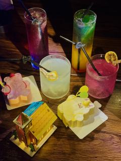 日落是为了迎接你最爱的月亮。
日出升起，你的月亮凋谢了…

