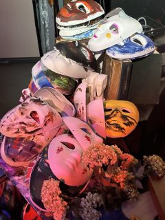 禁忌的色彩会是什么颜色?
色彩玄暗的地下室画廊里
藏着的是什