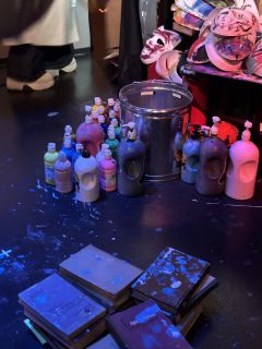 禁忌的色彩会是什么颜色?
色彩玄暗的地下室画廊里
藏着的是什