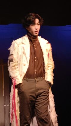 📜
故事从一位从第三精神病院逃出来的病人开始说起
整部剧都