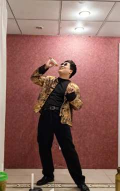 “给你一朵儿小红花~”
生命总是充满苦难与无奈，但是这朵红花