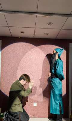 “给你一朵儿小红花~”
生命总是充满苦难与无奈，但是这朵红花