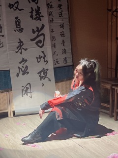 以天地为冢，
以王朝命运为结，
今日，谢扶疏，愿为关情，赴死