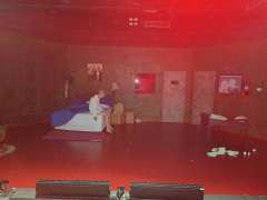 和电影《消失的她》剧情类似的话剧版
场景设置主要是男主的房间