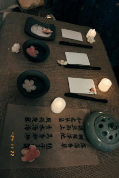 「青黎遗事」
“我们是在春日的旷野上相遇的,那时他