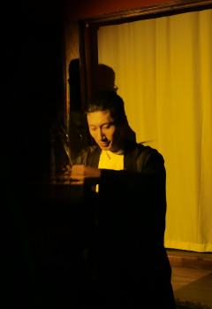 “阿予,若有一日凉州危矣,你能护得住便罢。若护不住,也不必勉