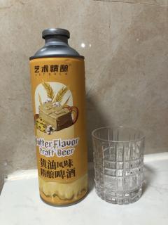 重庆本土的精酿品牌-艺术精酿又出新品啦。黄油风味精酿啤酒。
