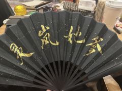 “灵岚，舍得身前人，不顾身后事，不叫潇洒。”
爱过，恨过，放