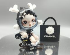 一个人总有感到伤心的时候，是不是戴上眼镜哭就可以看不出伤心