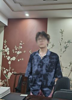 【月亮像轻盈的野兽踏入林中,我没头脑,我是个东西,我不伤心。