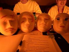 整个故事围绕着一对叫“吉祥”和“如意”的大头娃娃展开，奠定了