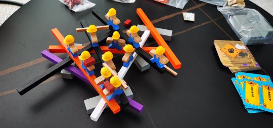 【森森评桌游】
玩法:5分
美工:7分
推新:9分
乐趣:8分
游戏类型:动作类。游戏时间:30分钟
游戏流程:初始设置完后，轮到每个玩家就是翻开指令卡，根据牌背的种类【工人/梁木】和要求去摆放tok