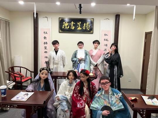 剧本：《摘星书院Plus》
店铺：武汉者者居
体验角色：青衣女子
时间：12h左右
评分：10/10
🔹分角建议
💞：
青衣女子：师父线大于等于父亲线大于爱情线大于姐妹线；
黑衣男子：师父线大于奶奶线
