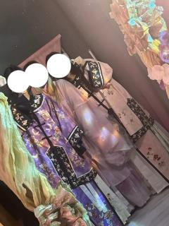 
“众镖师、亮青子”
“你的父亲是父亲、我的父亲也是父亲。”