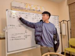 “她唯一一次没有伪装,是在光芒熄灭的时候。从此,只剩她一个人