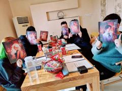 “她唯一一次没有伪装,是在光芒熄灭的时候。从此,只剩她一个人