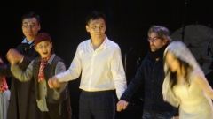 📖推荐理由
改编自家喻户晓的世界名著《悲惨世界》。舞台剧采