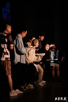 📖推荐理由
改编自家喻户晓的世界名著《悲惨世界》。舞台剧采