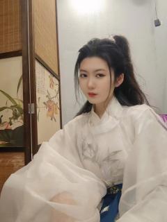 你们说，这南墙非撞不可吗？
她自人山人海中而来，我避无可避，